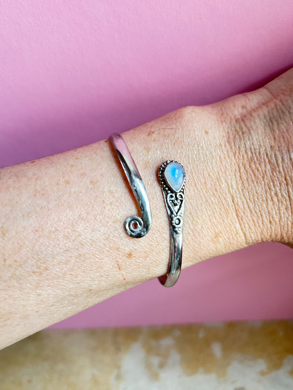 Bracciali & Braccialetti: Silber Armreif mit Mondstein, elegant & modern Grösse S/M – Usato da Dittingen venduto da Bijoubelle 3