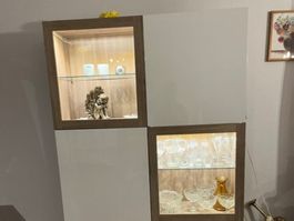 Top Zustand: Moderne Vitrine mit Glasböden und Beleuchtung (