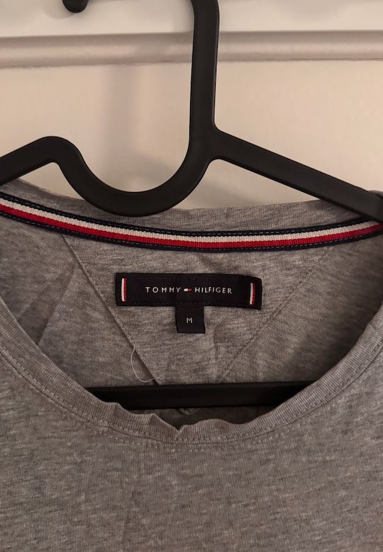 Tommy Hilfiger T-shirts: TSHIRT TOMMY HILFIGER M – D'occasion à Zürich par mateuszptrk 1