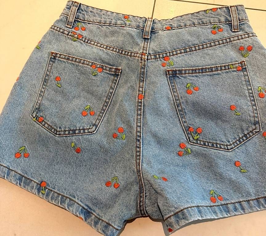 Jeans: Short en jean brodé de cerises – Gebraucht aus Münchwilen AG von ale_bm7y 1
