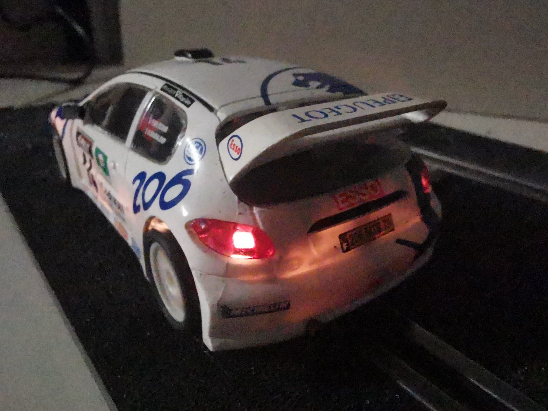 Piste: SCX Peugeot 206 mit Allrad und Licht – Usato da Winterthur venduto da Lonpos1 5