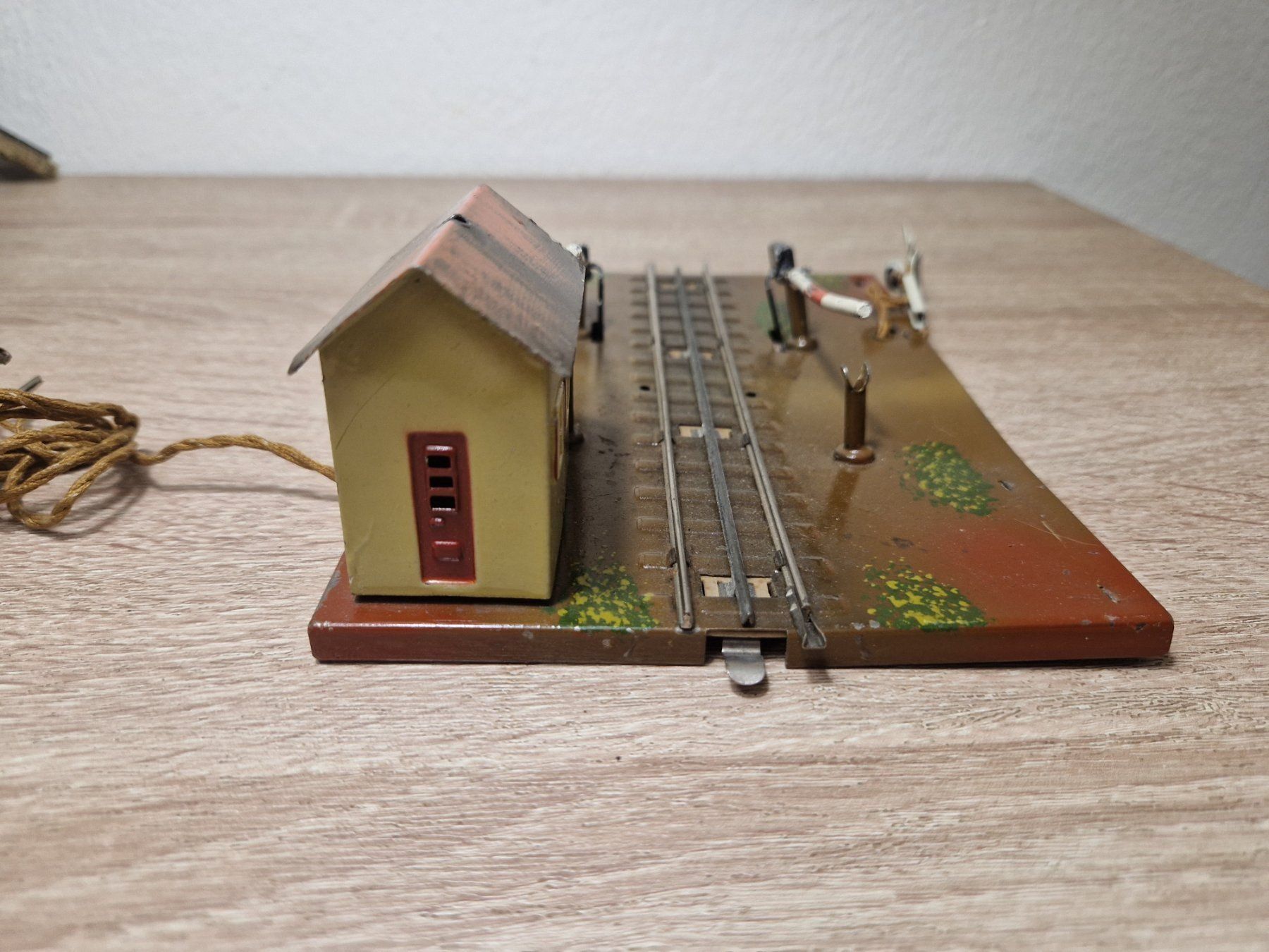 Märklin Modellini di ferrovie: Märklin 458 EM Bahnübergang H0 – Usato da St-Aubin-Sauges venduto da Lo_Go 2