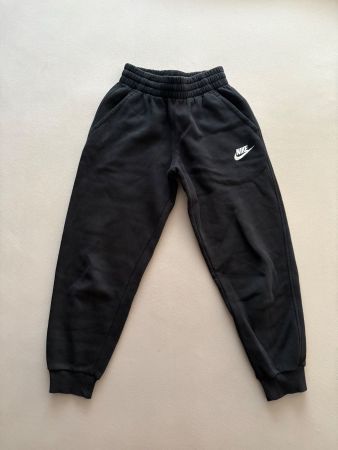 Nike Jogginghose schwarz Gr. 128-137 cm Zustand gut