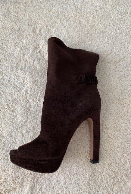 Scarpe da donna: Prada brown suede ankle boots – Usato da Dallenwil venduto da ZD2019 2