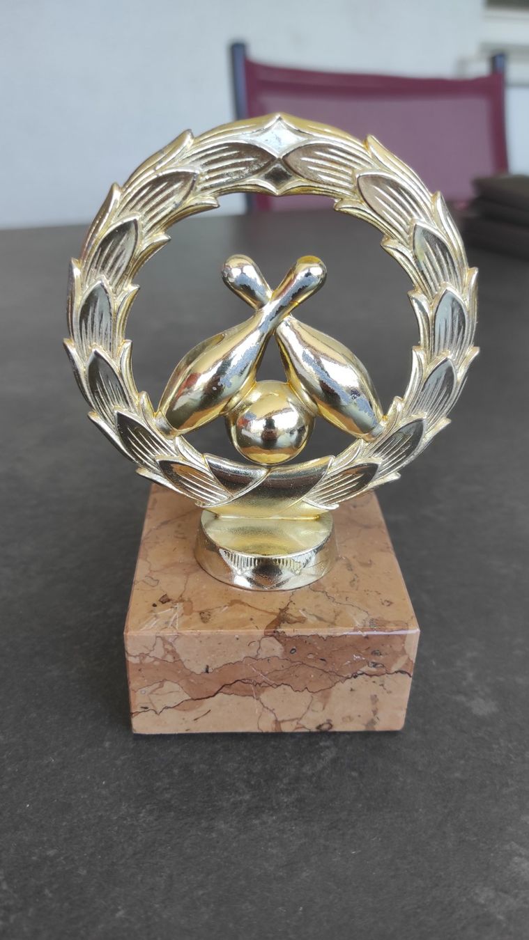 Altre raccolte & rarità: Pokal mit Kegel Motiv – Usato da Kreuzlingen venduto da Dennis2004 2