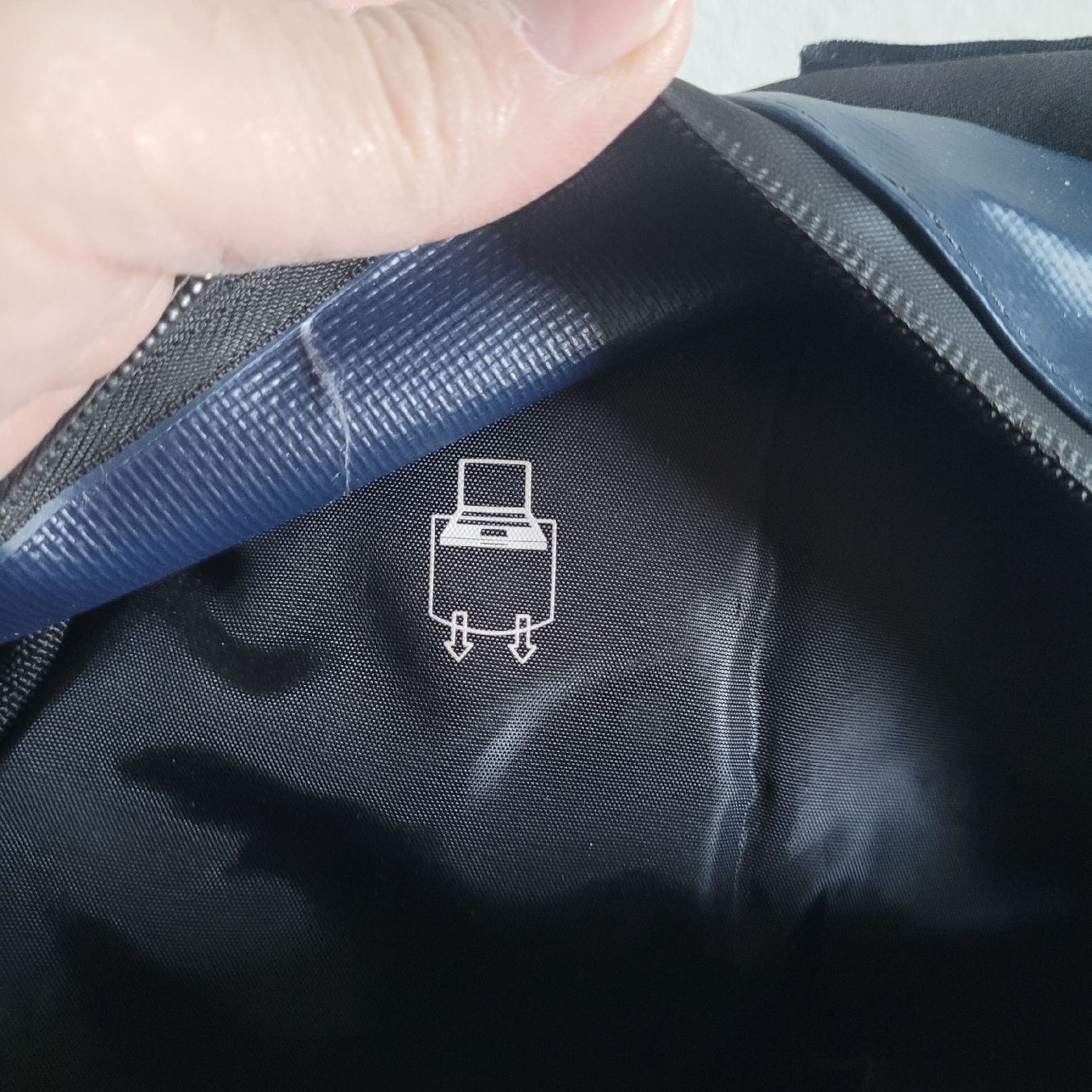 Superdry Zaini: Superdry Rucksack, geräumig, viele Fächer, top. – Usato da Volketswil venduto da tas_tj67 8