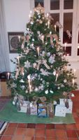 Hochwertiger, künstlicher Weihnachtsbaum, reich dekoriert
