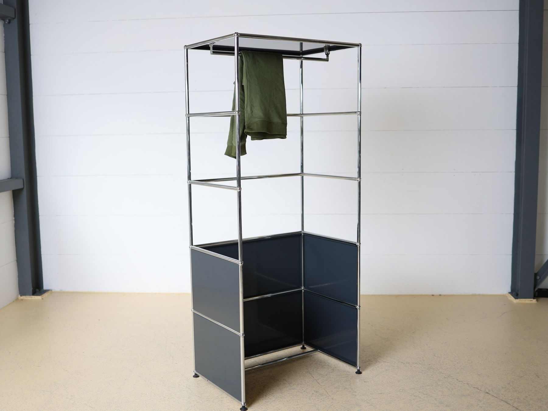 Guardaroba: USM Haller Garderobe | Anthrazit mit Kleiderstange | – Usato da Meinisberg venduto da atelier_TILIJA 3