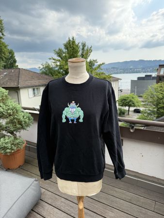 Schwarzes Weekday Sweatshirt mit Monster-Print, Gr. S