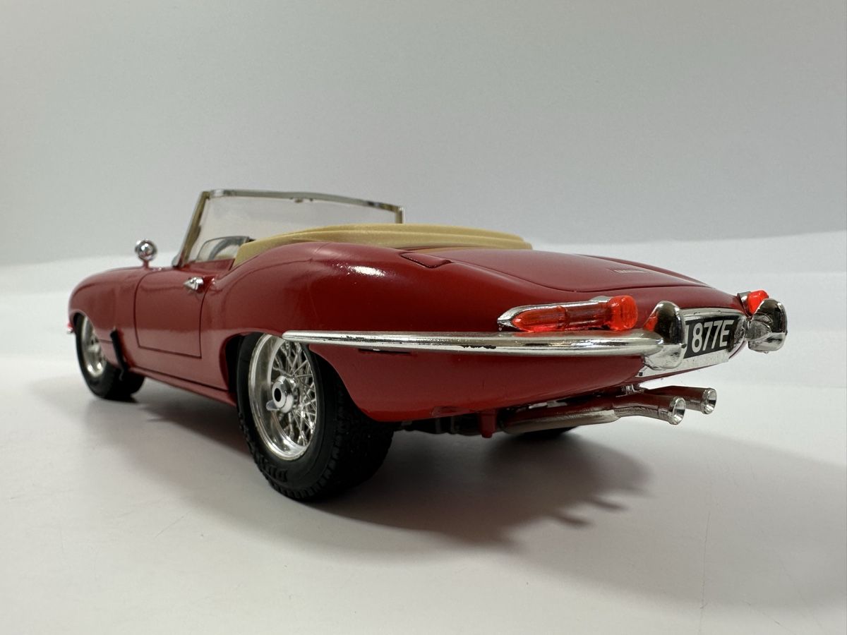 Bburago Voitures modèles: 1961 Jaguar E Type 1:18, rot, BBURAGO  – D'occasion à Zofingen par rf9_x2xt 3
