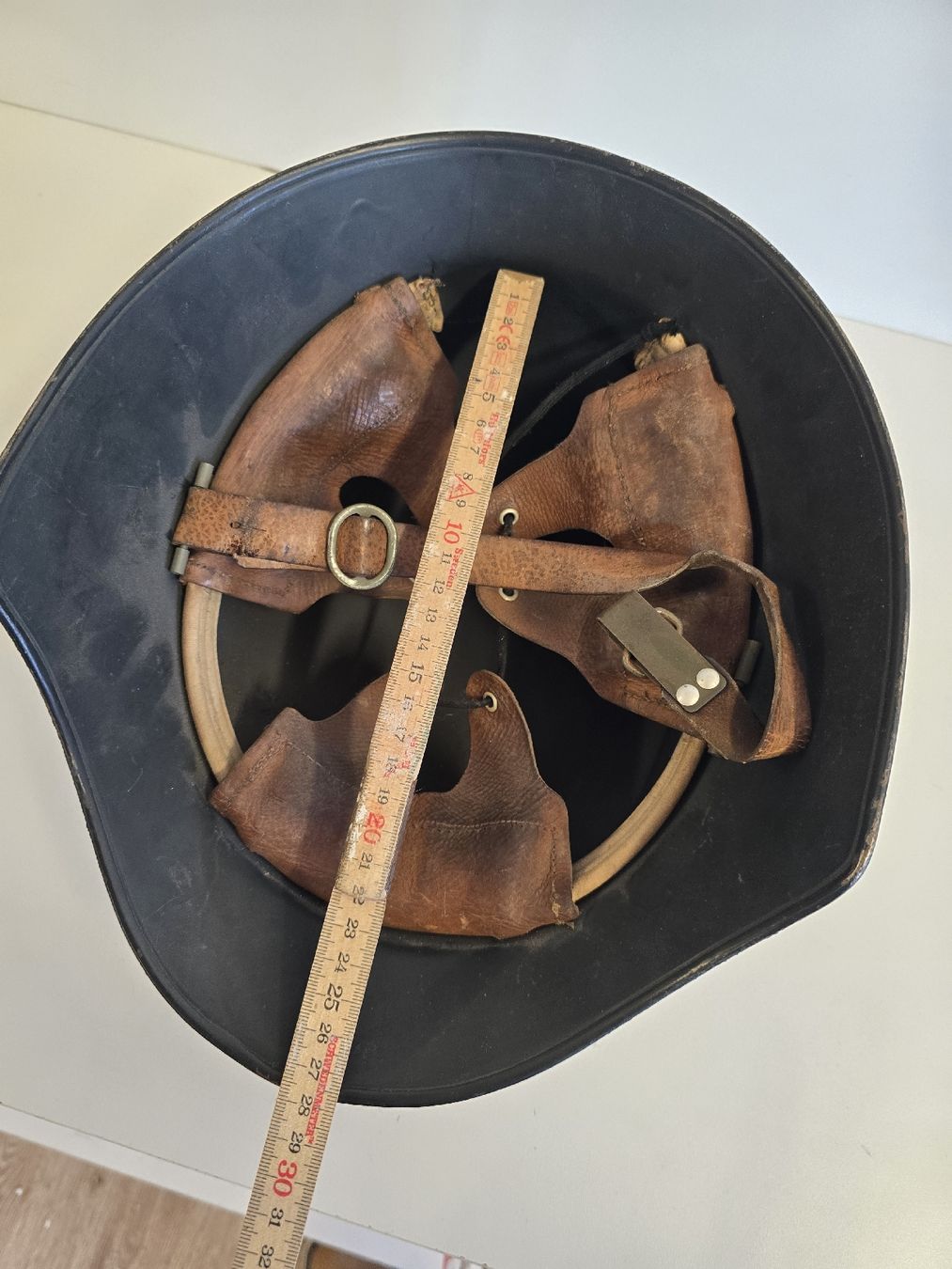Uniformi & Effetti personali: Alter Militäerhelm, Sammlerstück – Usato da Tuggen venduto da Zweitechanceboutique 5