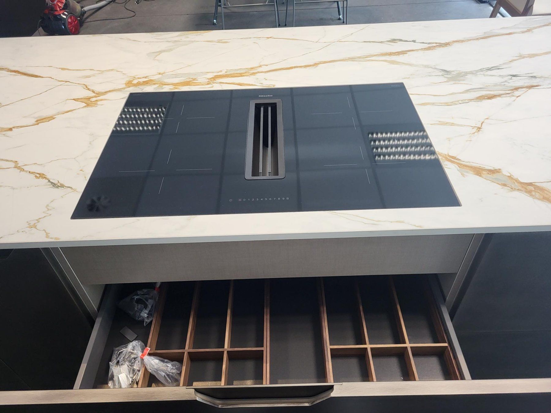 Cucine complete: Design Küche Aster / Miele Geräte  / Dekton Stein – Nuovo (secondo la descrizione) da Küssnacht am Rigi venduto da domusinterior 5