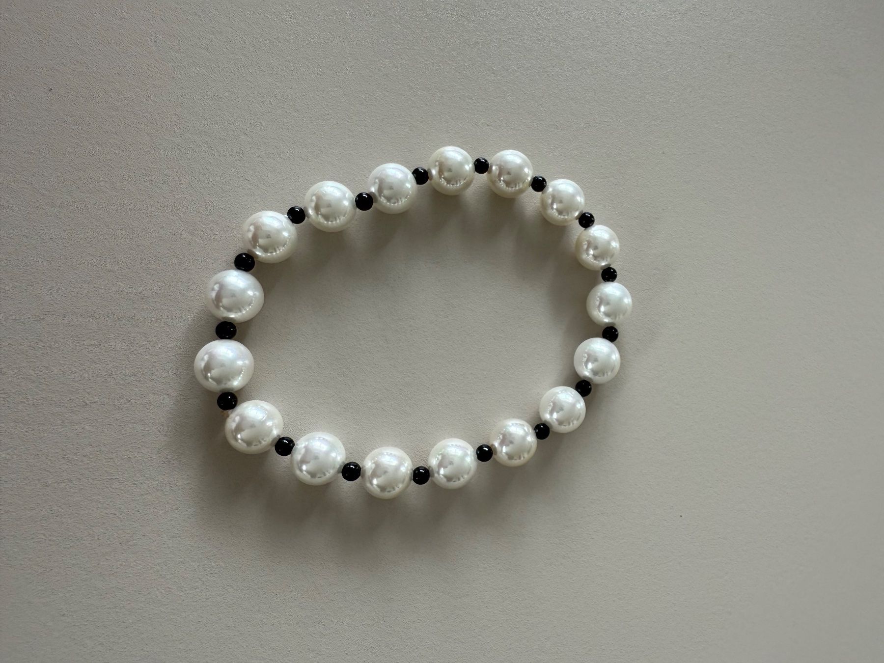 Bracciali & Braccialetti: Perlenarmband COCO-Style, Modeschmuck schwarz/weiss 6mm – Nuovo (secondo la descrizione) da Zollikon venduto da dorean