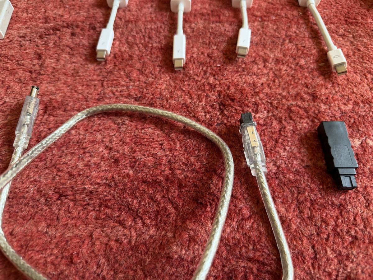 Apple Unità & Adattatore: Apple & Belkin Adapter für Mac, Fire Wire, Thunderbolt, HDMI – Usato da Biel/Bienne venduto da SirRolf 2