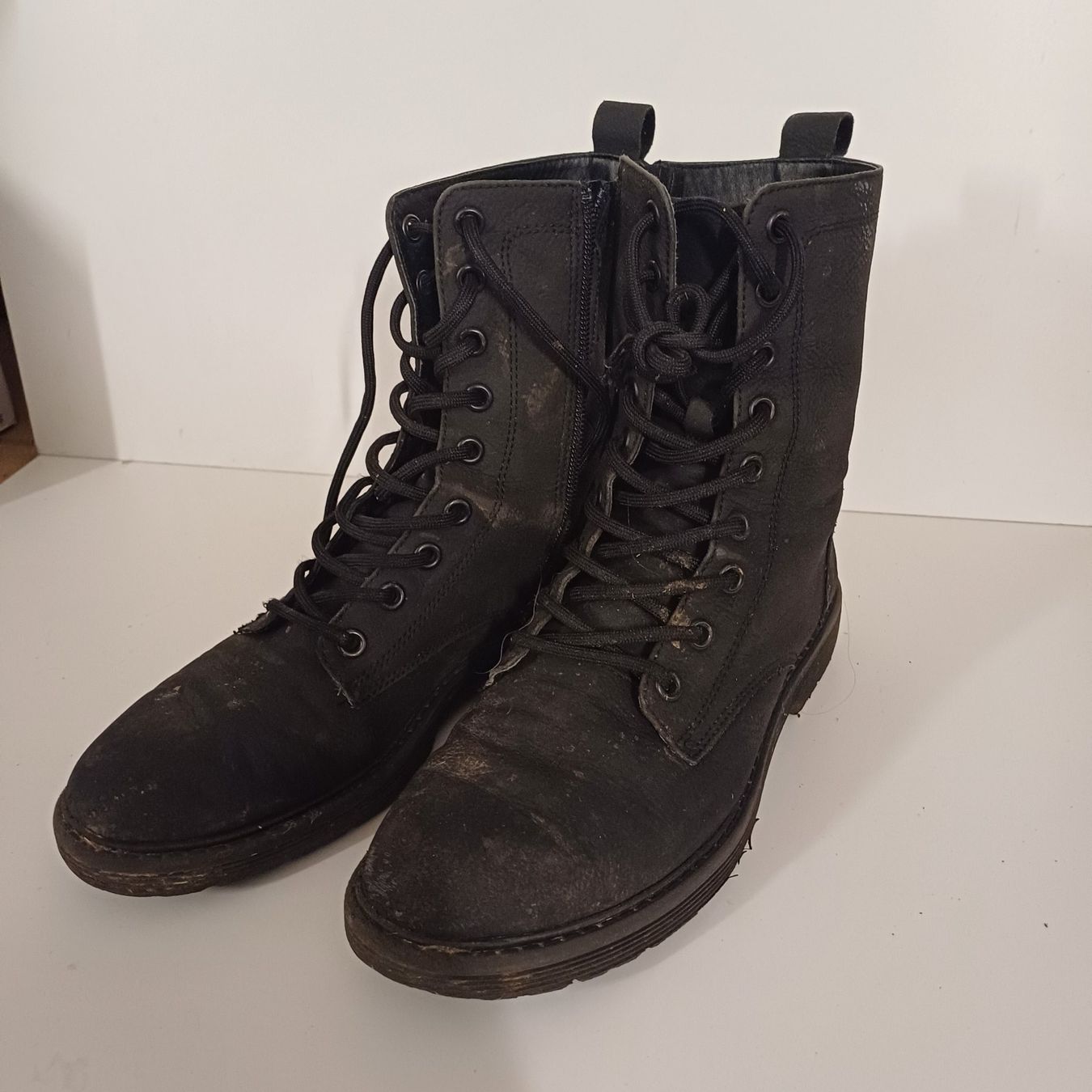 Scarpe da donna: Bottines lacées noires avec fermeture éclair, portées – Usato da Villeneuve VD venduto da vog_yc5s