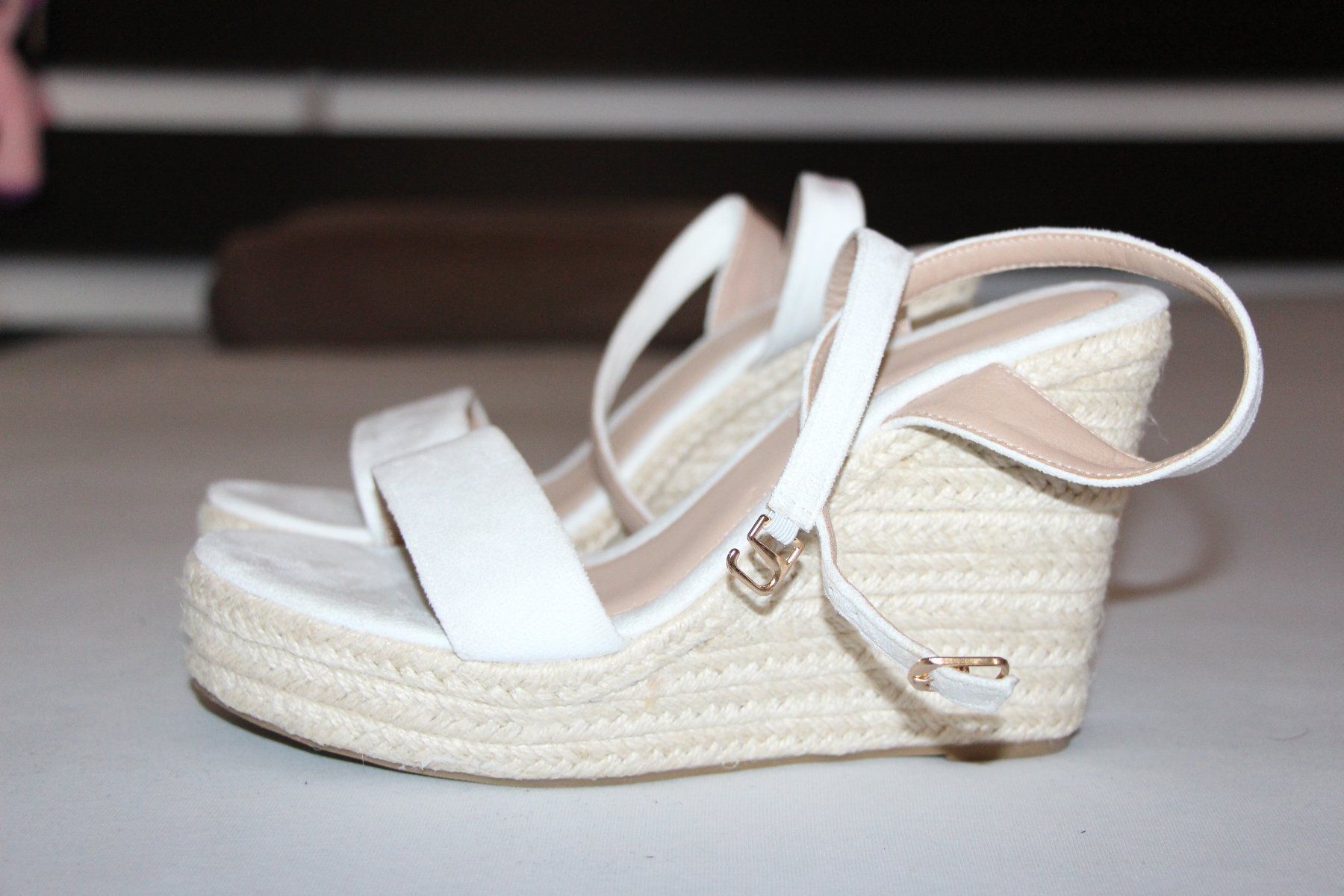 Scarpe da donna: Sommerschuhe mit Keilabsatz, Gr. 39 – Nuovo (secondo la descrizione) da Laax GR venduto da Schoelli2 1