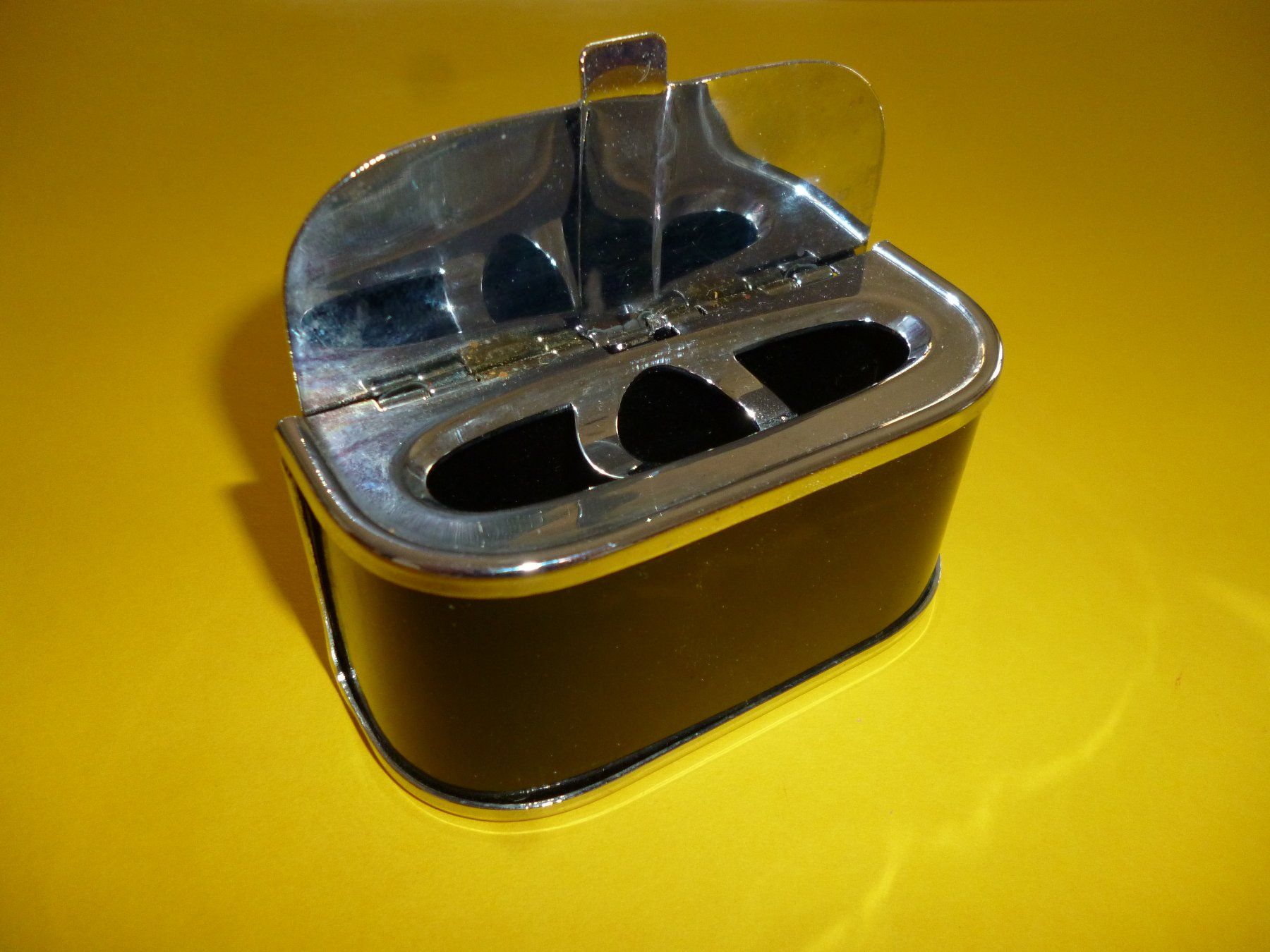 Aschenbecher: Aschenbecher  Chrom Schwarz für Oldtimer – Gebraucht aus Neuhausen von Charlotte51 1