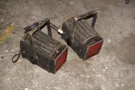 (kk) 2 Alte Theaterschweinwerfer 500Watt mit rotem Glas