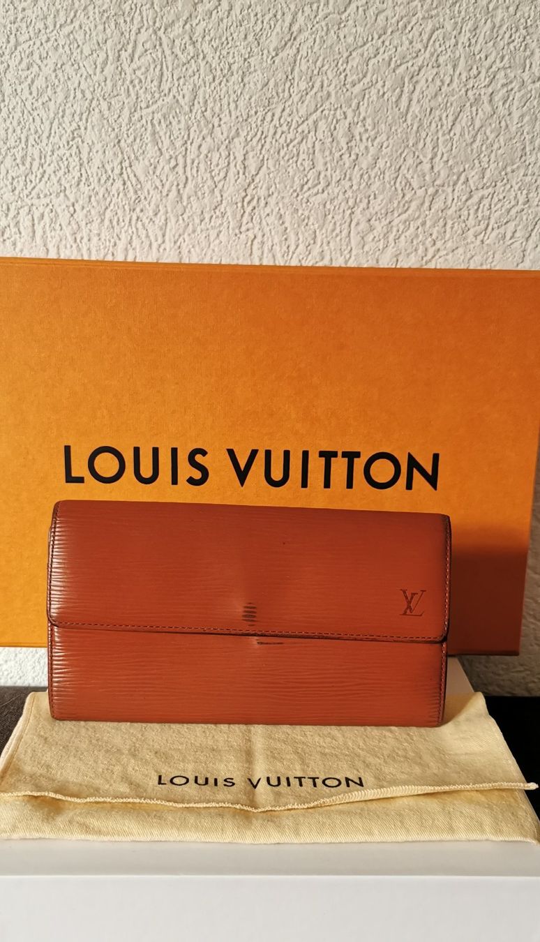 Louis Vuitton Portamonete: LV Epi Sara 2 Cards Wallet – Usato da Morges venduto da B.Nipawan