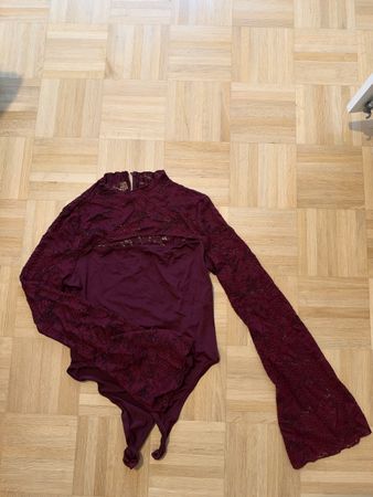 Damen Body in Dunkelrot mit Spitzenbesatz