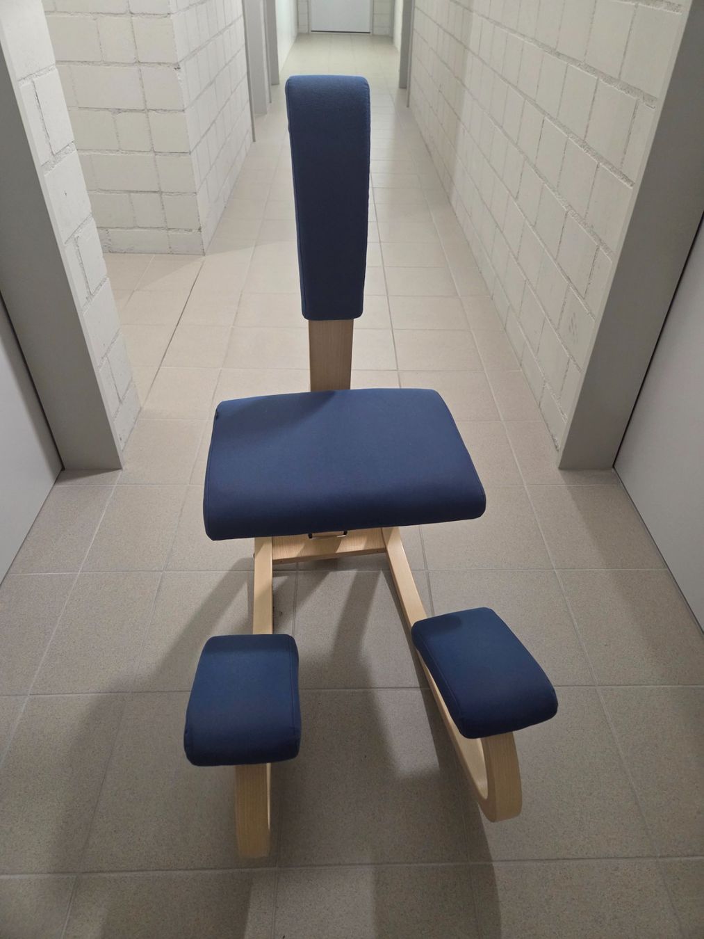 Varier sedia ergonomica inginocchiatoio in legno blu usata (Usato) a ...