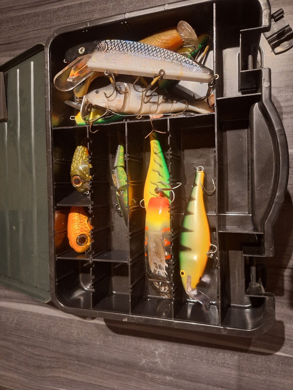 Esche: Wobbler Set mit DAM Box Hechtwobbler  – Difettoso da Brienzwiler venduto da Dagemo1987 8