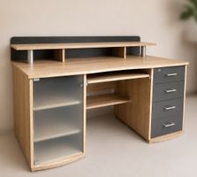 Schreibtisch mit Tastaturauszug und Schubladen (Holzoptik)
