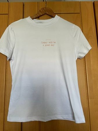 Weisses T-Shirt mit handgemachtem Schriftzug