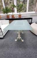Eleganter Tisch mit weissen Metallfüssen & Milchglas Platte