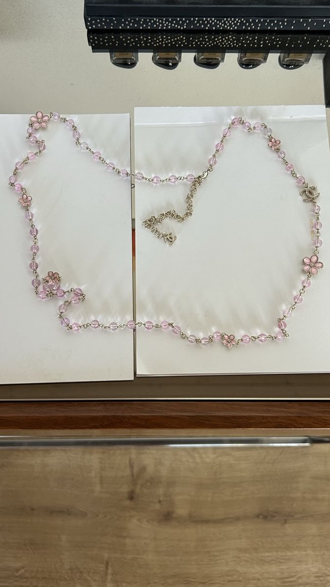 Chanel Colliers: Collier Chanel fleurs roses perles – D'occasion à Arzier-Le Muids par kaczuszka