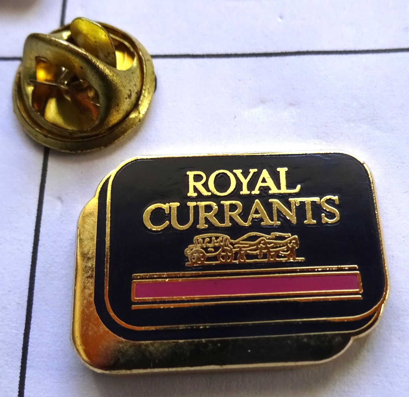Placchette & Badge: Pin ROYAL CURRANTS  Dose – Usato da Utzenstorf venduto da BUtter81
