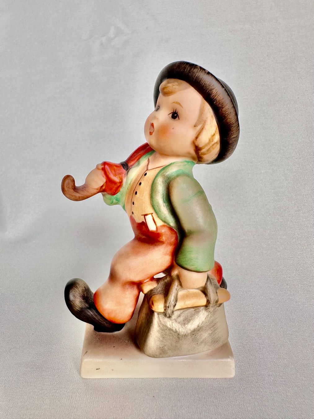 Hummel Statuette: Hübsche Goebel Hummel Figur Junge mit Schirm und Tasche – Usato da Steinen venduto da SputnikSweetheart 1