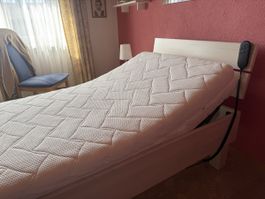 Bett 200x90 cm kpl. Matratze + elektr. Lattenrost - wie neu