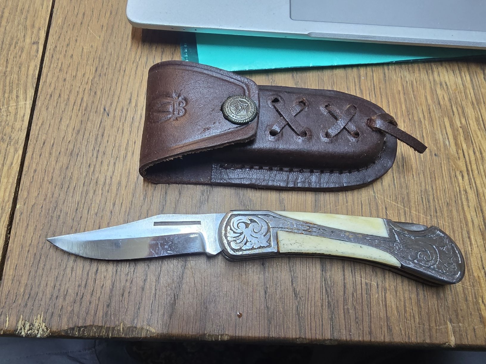Couteaux de poche: Taschenmesser mit Lederetui Verziert  – D'occasion à Rorschach par TimelessTrading