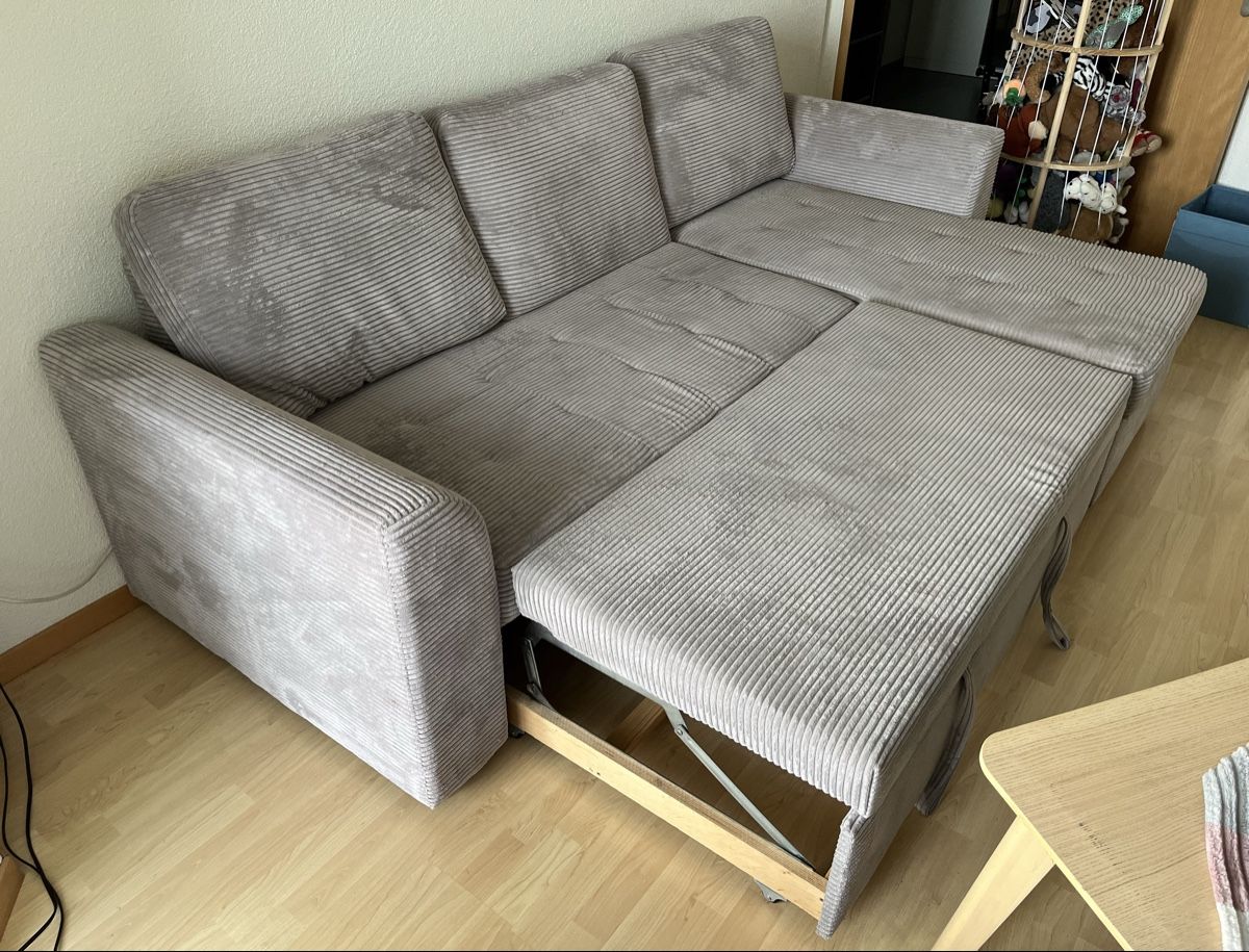 Sofas: Hellgraues Ecksofa Cord, mit Bettfunktion und Bettkasten – D'occasion à Hildisrieden par Gwennn 4