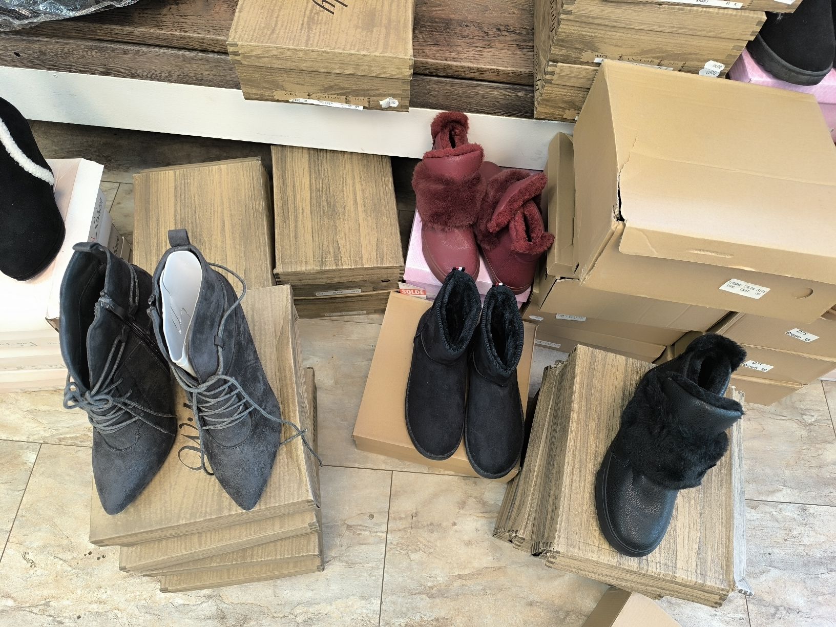Scarpe da donna: Lot de 59 Bottines d'hiver neuve – Nuovo e nell'imballaggio originale da La Chaux-de-Fonds venduto da lolmaker1007 4