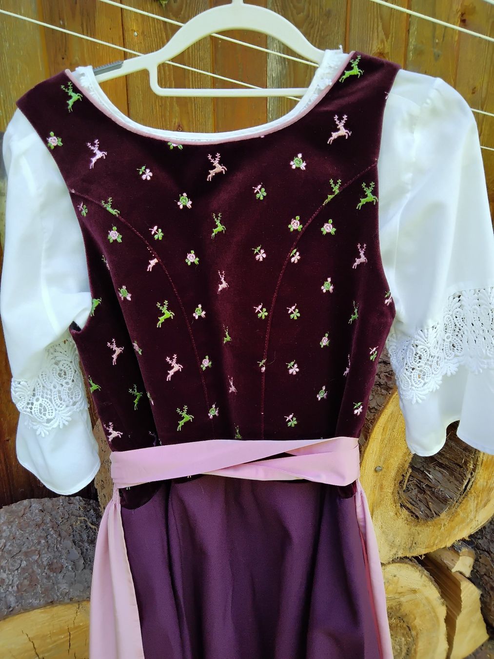 Costumi: Dirndl lang, inkl. Bluse und Schürze – Usato da Saxeten venduto da Hoesi1967 8