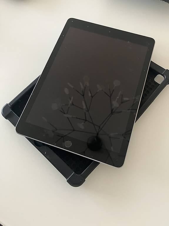 Tablettes PC: Apple Ipad 6. Generation 32GB mit Schutzhülle – D'occasion à Menznau par siricius