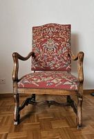 Dieser antike Sessel im Barockstil ist ein echter Hingucker!