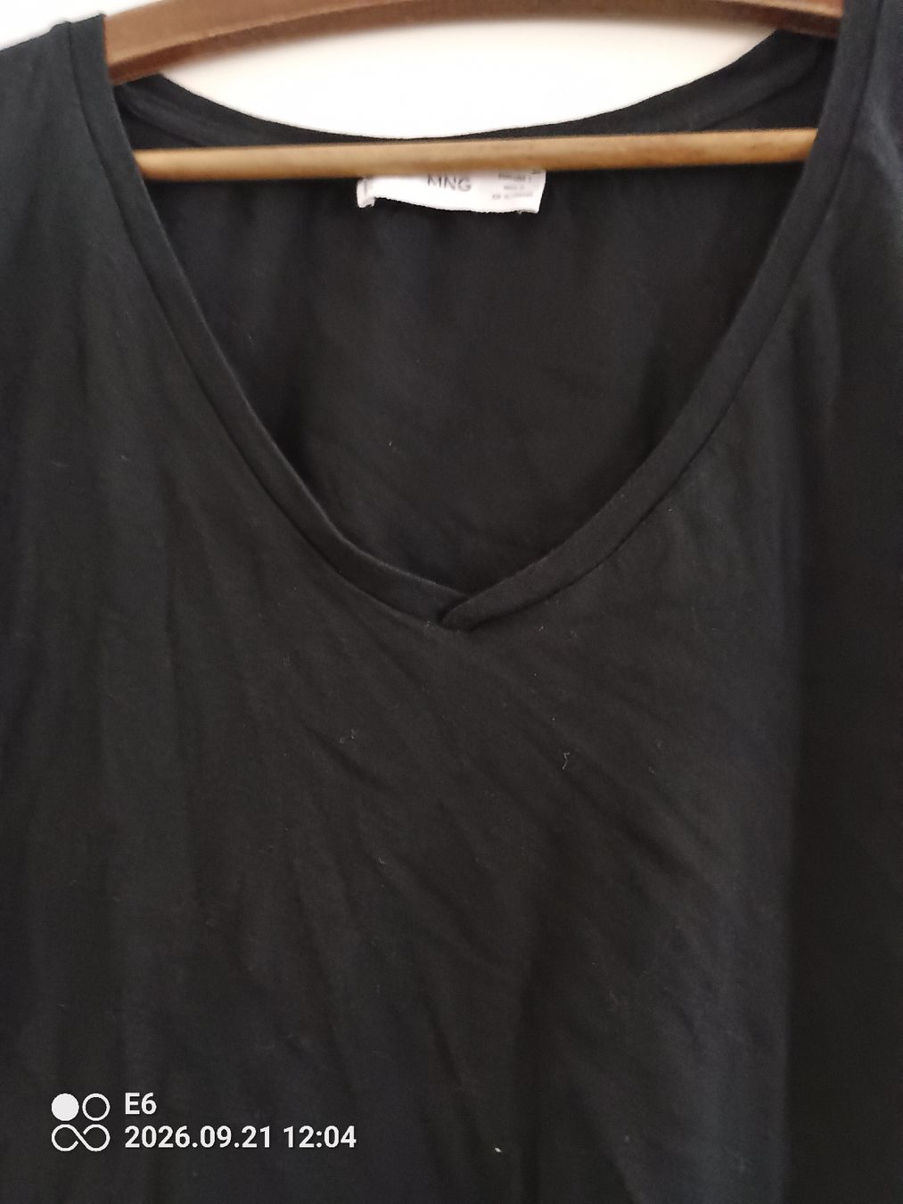 T-shirt: Shirt mit V-Ausschnitt – Usato da Zürich venduto da Mitzi6 2