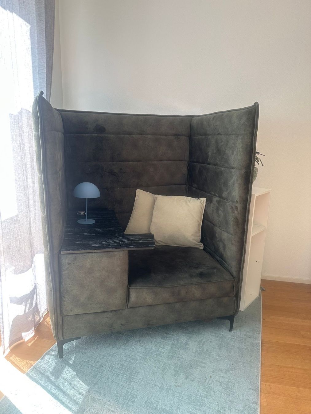 Poltrone: High-Back Office Sessel mit Tisch und Steckleiste – Usato da Luzern venduto da giugno_