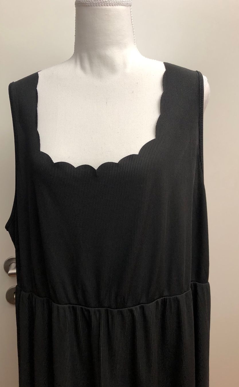 Shein Kleider: Kleid Curve Shein schwarz Gr. 4XL – Gebraucht aus Wallisellen von watcher01 2