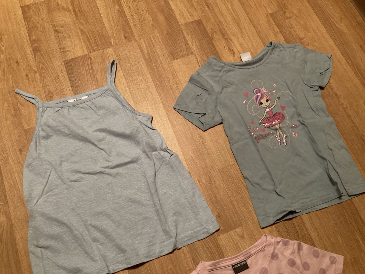Blouses, T-shirts & Tops: Mädchen Shirts Gr. 122 – D'occasion à Emmenbrücke par JJ_89 1