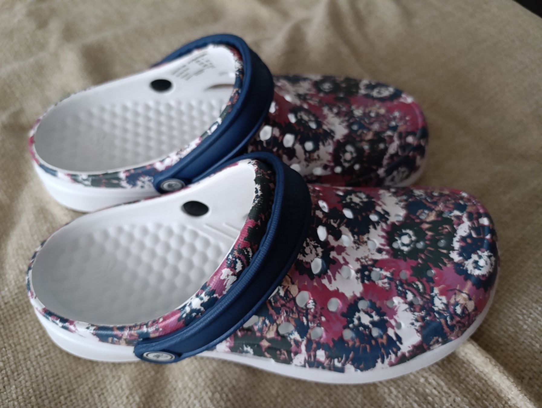 Scarpe da donna: Chaussures genre Crocs – Nuovo e nell'imballaggio originale da St-Cergue venduto da Neviana