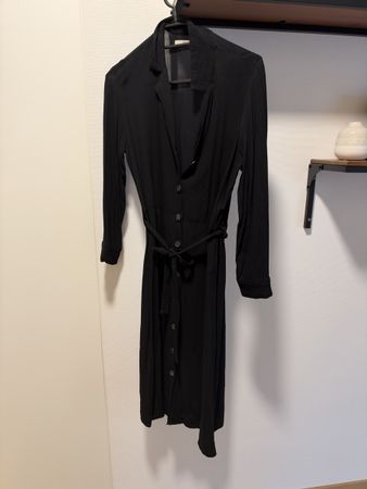 Kleid Pigalle schwarz mit Bindegürtel Grösse 34 neuwertig