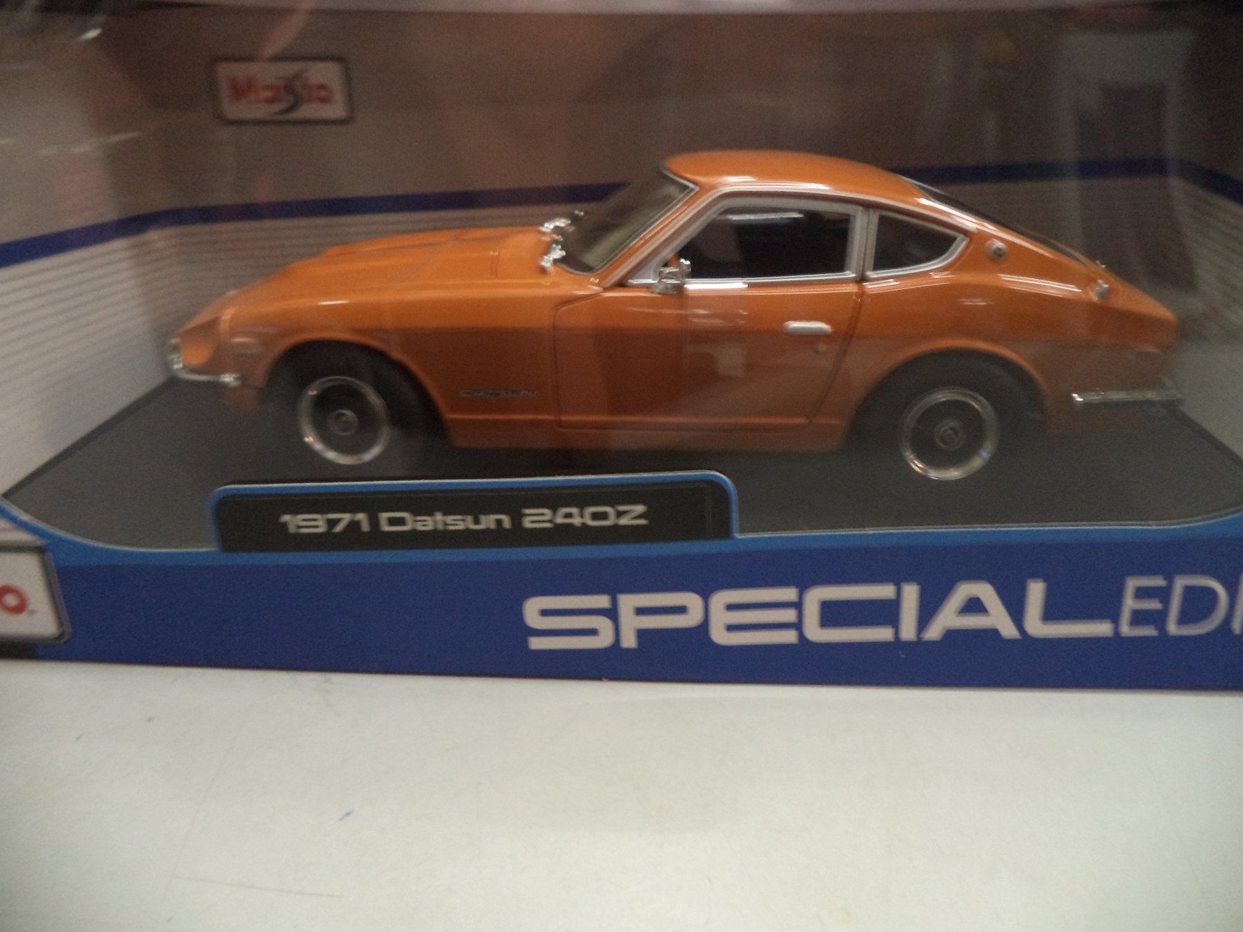 Modellini d'auto: Maisto DESIGN 1971 Datsun 240Z 1:18 – Nuovo e nell'imballaggio originale da Rieden AG venduto da Wirth03