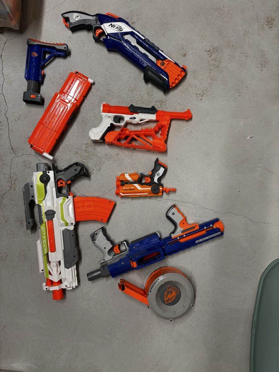 Nerf Giocattoli: Grosse Nerf Sammlung mit viel Zubehör und Munition – Usato da Bern venduto da cinice
