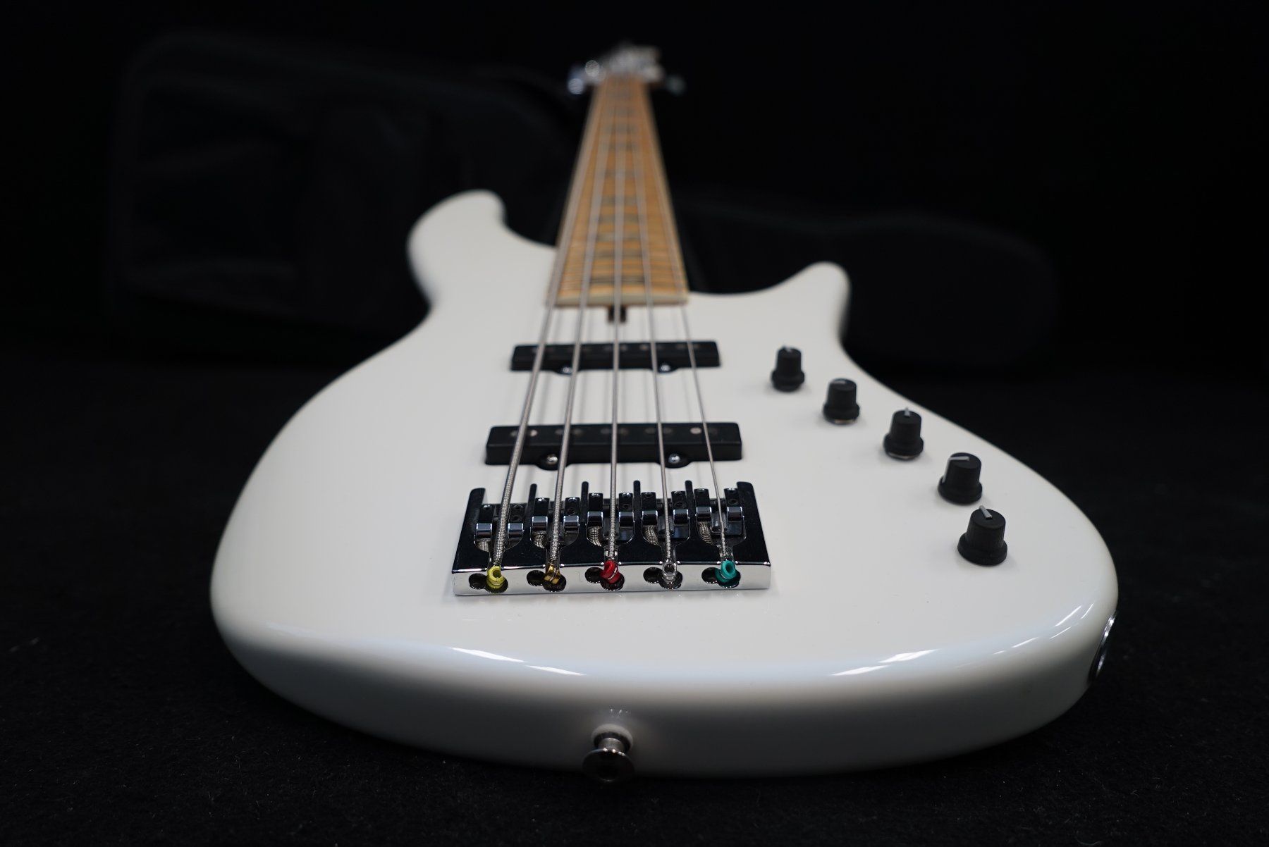 Musikinstrumente: Tino Tedesco 5 String Custom  jazz Bass White mit Bag – Gebraucht aus Ortschwaben von Musictrade 1