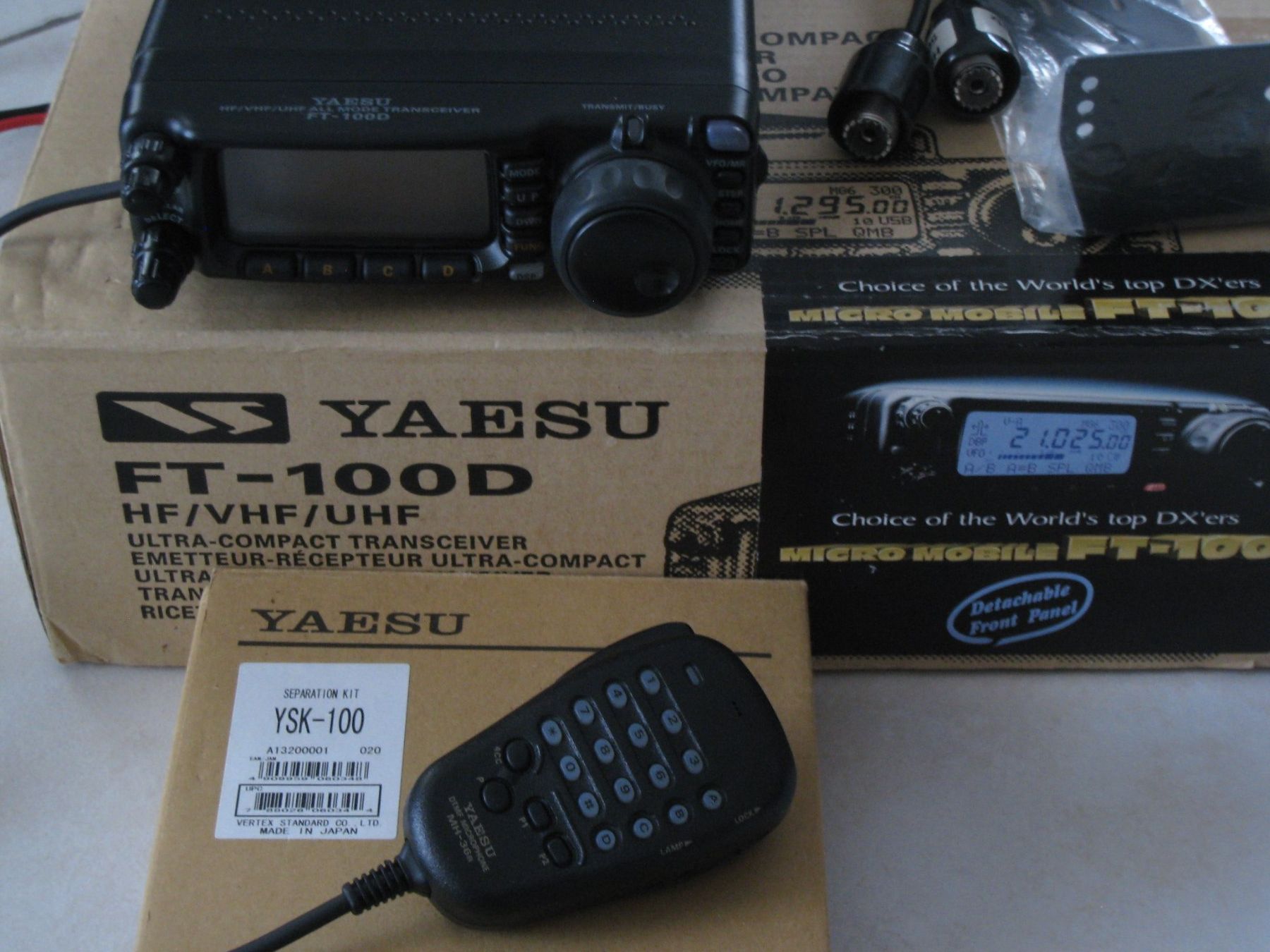 Radiocomunicazione: ***** Yaesu FT-100D mit YSK-100 Separation Kit – Usato da Villaz-St-Pierre venduto da Ubid 2