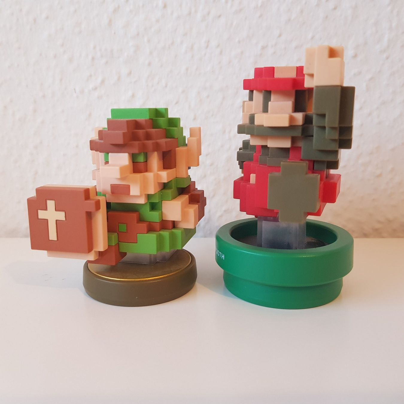 Nintendo Spiele: Amiibo Figuren 8-bit Link & Super Mario – Gebraucht aus Münchenstein von 2DGames
